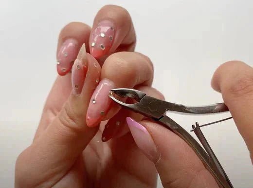 Fjerning av smykkesten med elektronisk neglefil - Nailster Norway